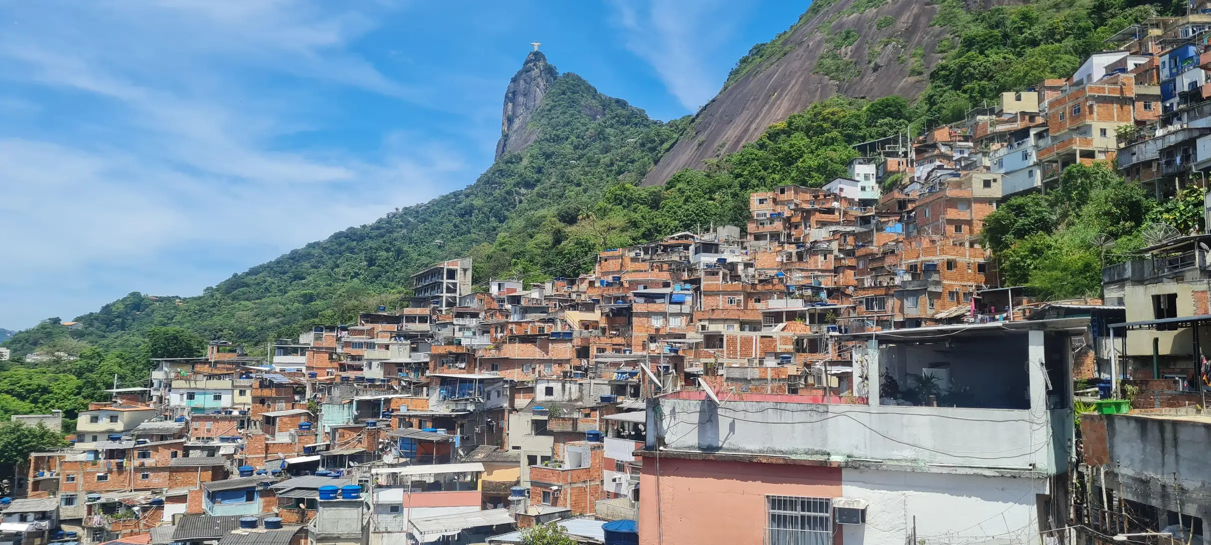 Vista do Cristo Redentor a partir da Favela Santa Marta