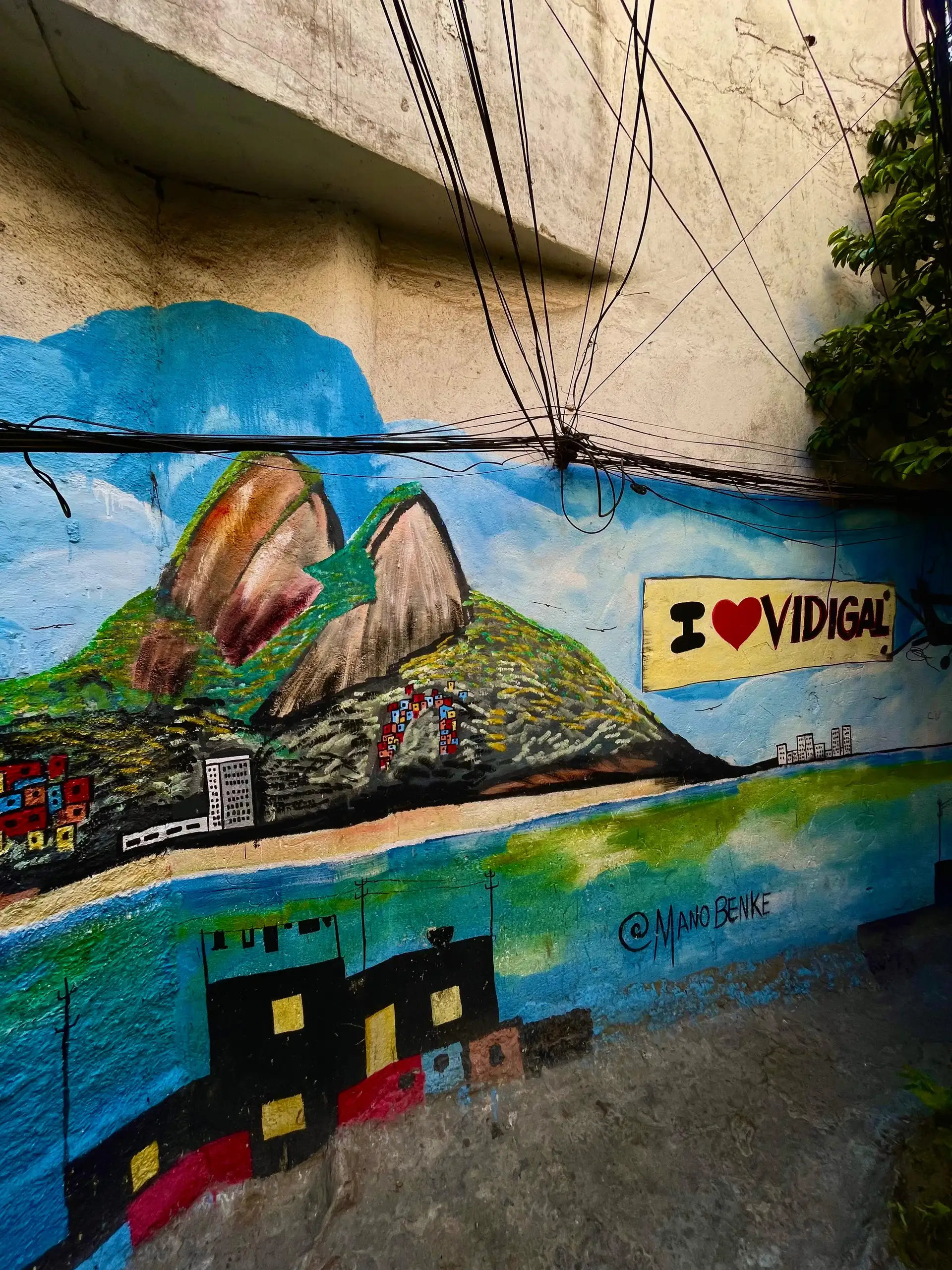 Arte urbana com I Love Vidigal pintada na parede da comunidade