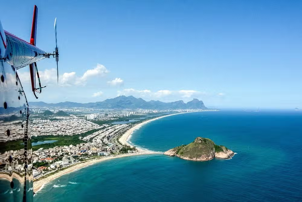Vista aérea do Rio de Janeiro com Cristo Redentor e Pão de Açúcar
