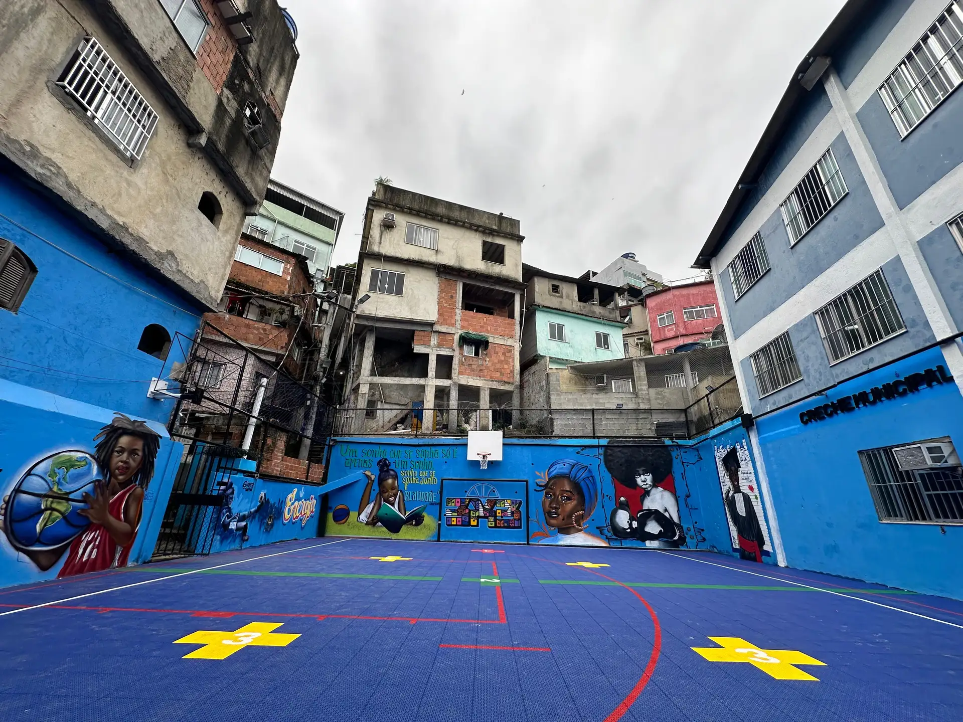 Quadra esportiva e casas coloridas da Rocinha, a maior favela da América Latina