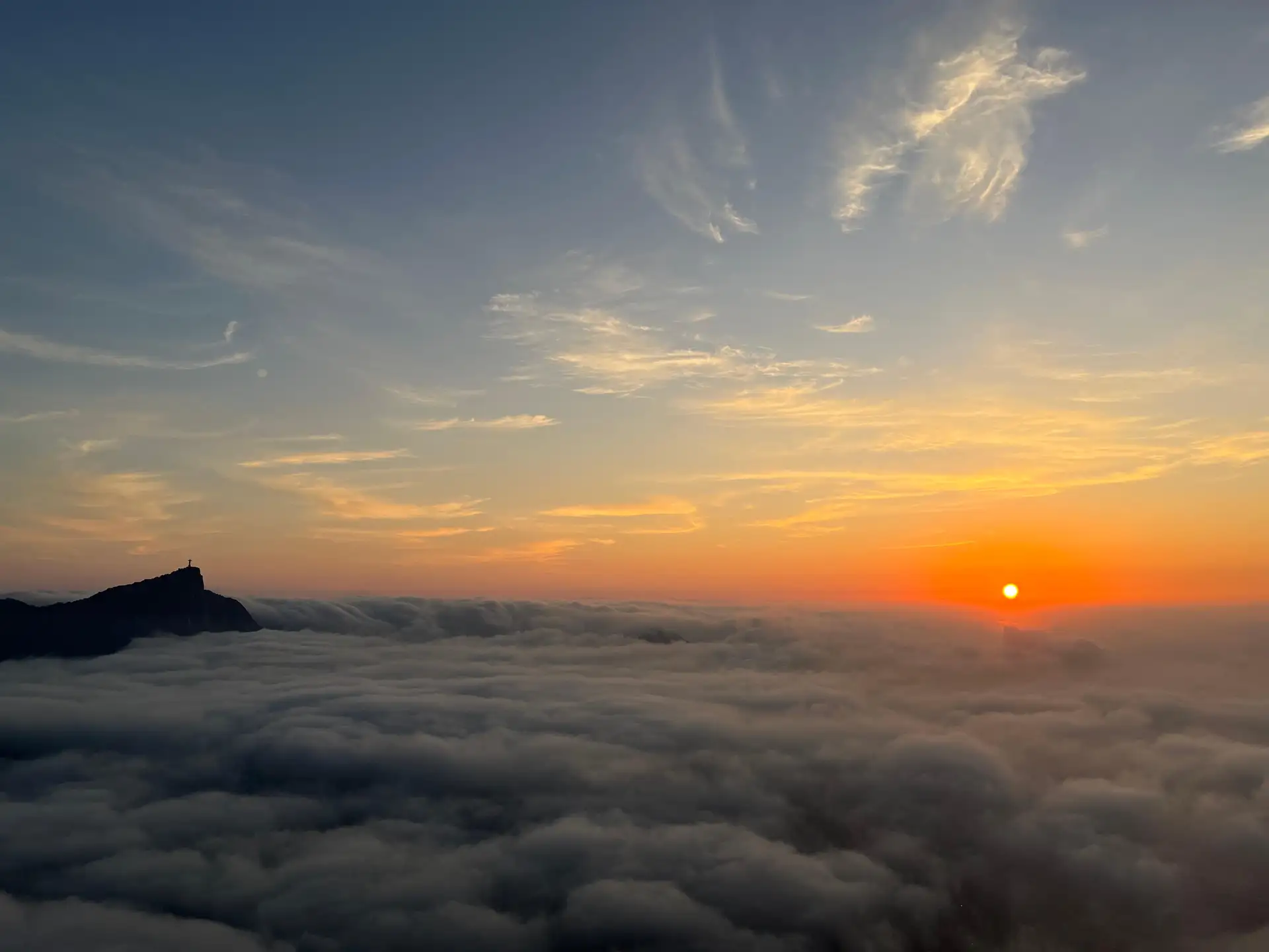 Vista do cume do Morro Dois Irmãos acima das nuvens, Rio de Janeiro