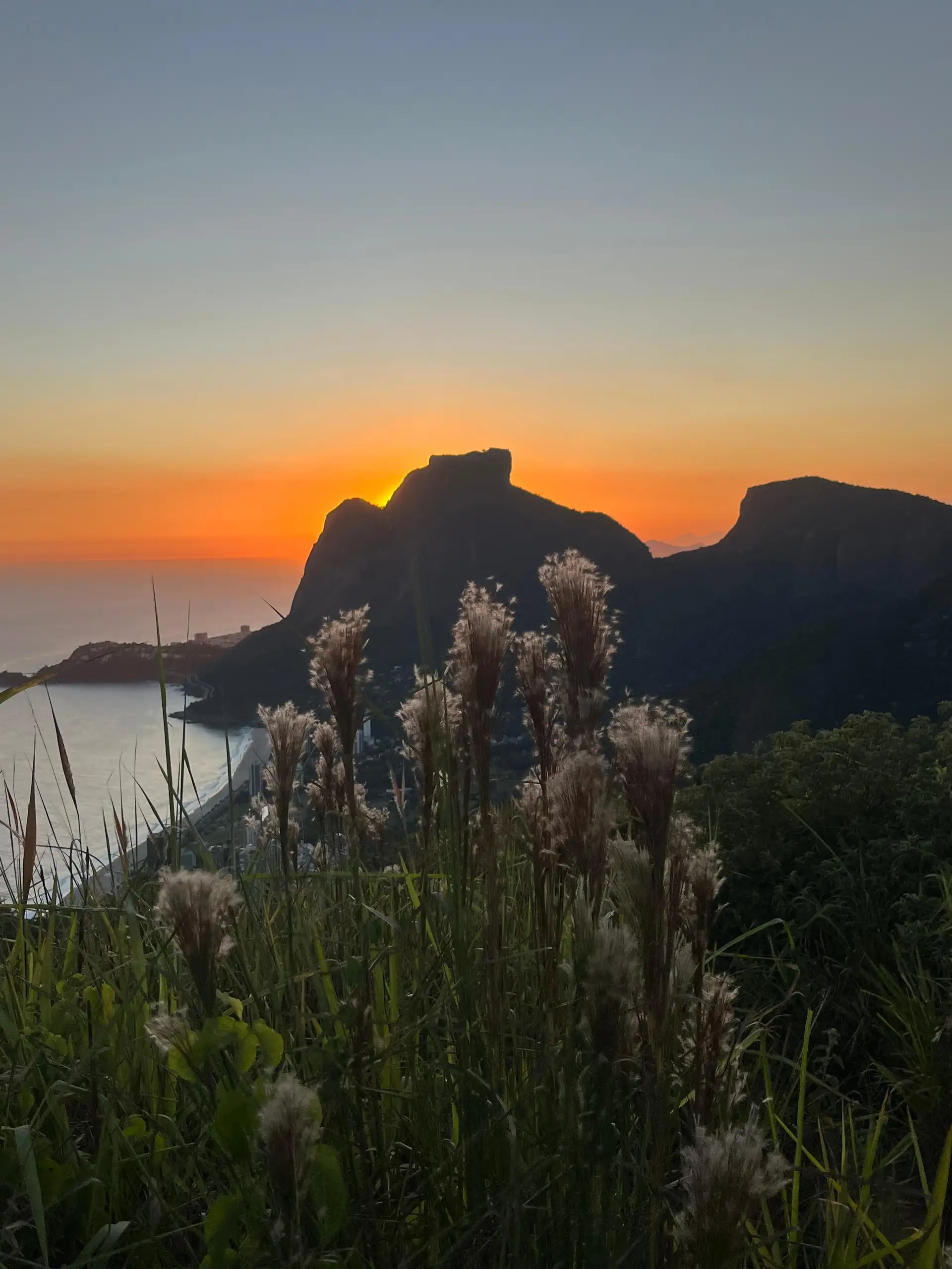 Vista panorâmica do Rio de Janeiro no pôr do sol a partir do Morro Dois Irmãos