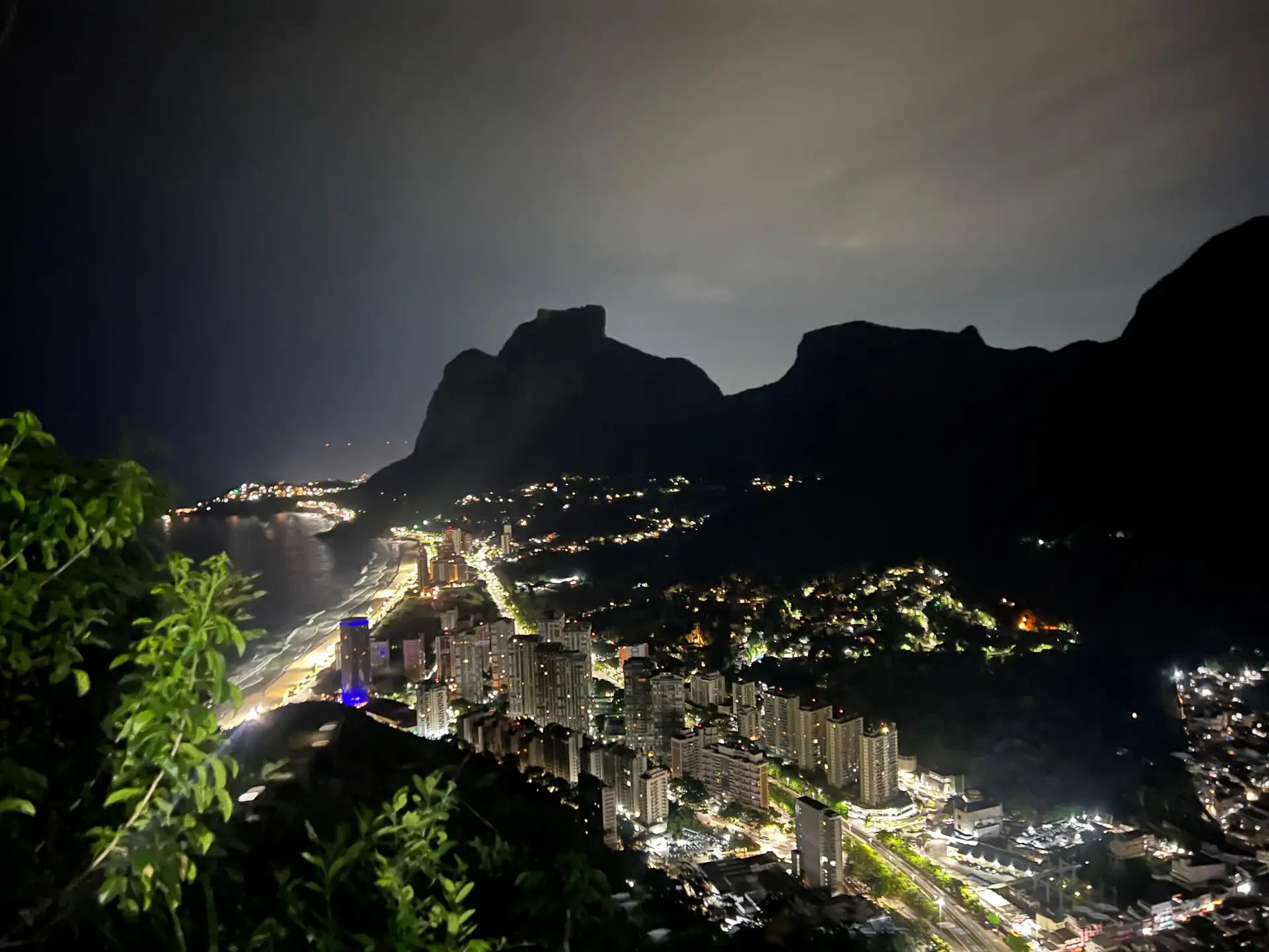 Vista noturna do Rio de Janeiro a partir do cume do Morro Dois Irmãos