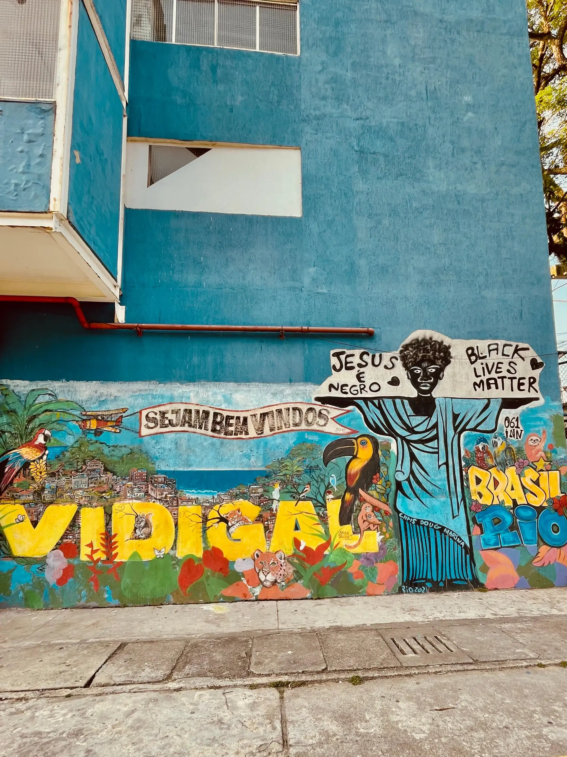Mural de boas-vindas na entrada da Favela do Vidigal
