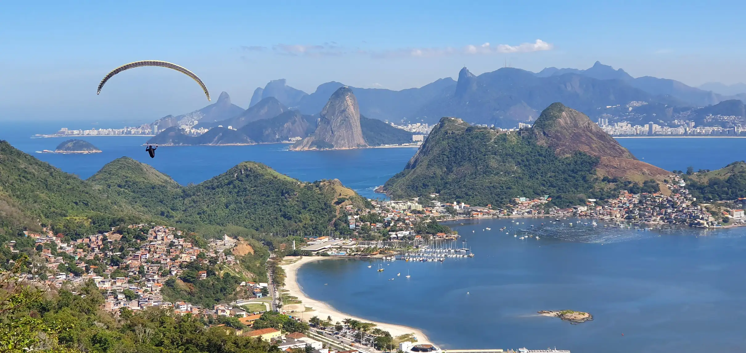 Vista aérea do Rio de Janeiro durante voo de parapente sobre São Conrado
